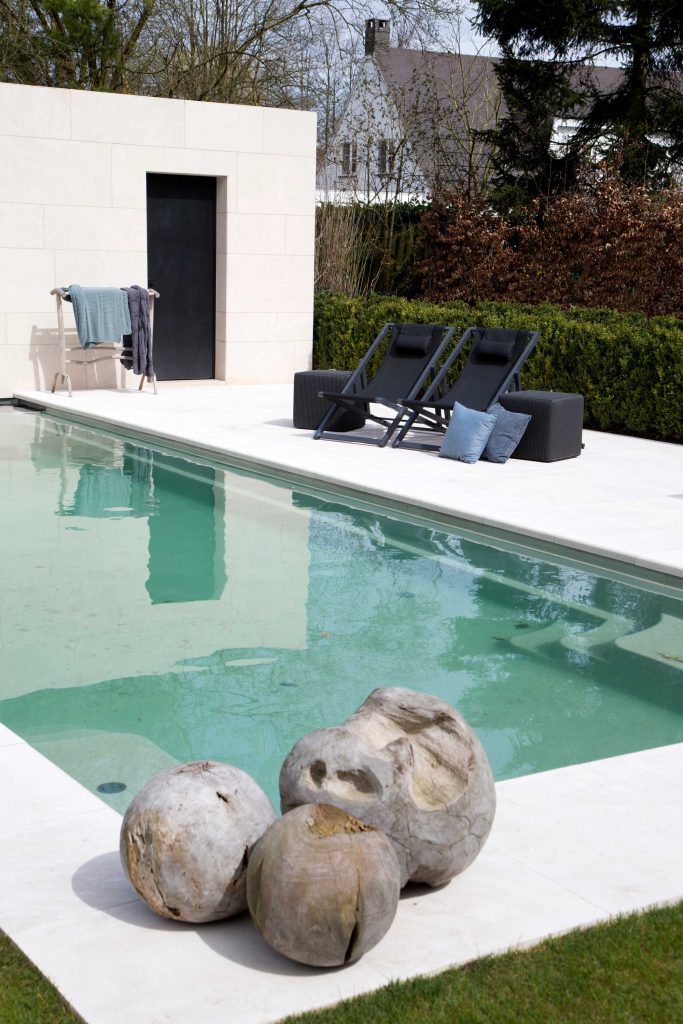 piscine pierres paniers blanc