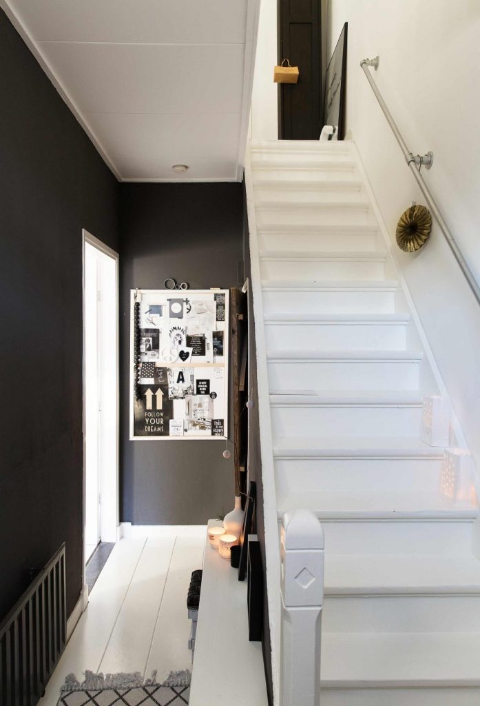 hall noir escalier blanc