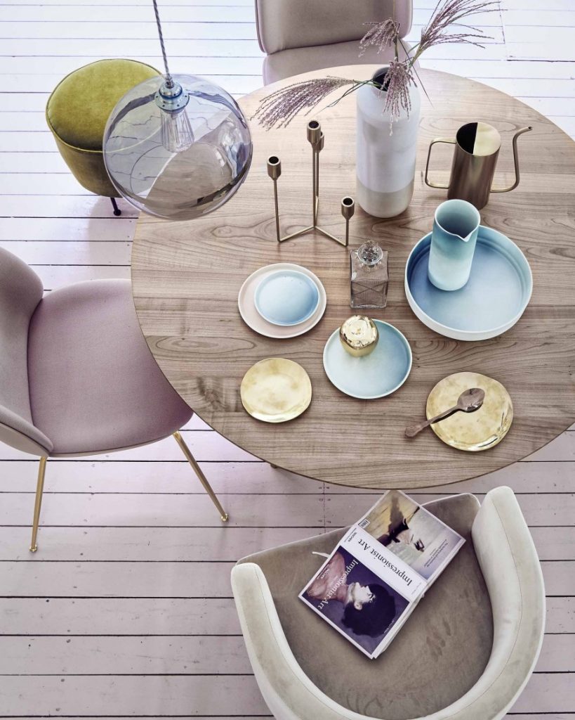 table ronde vaisselle pastel
