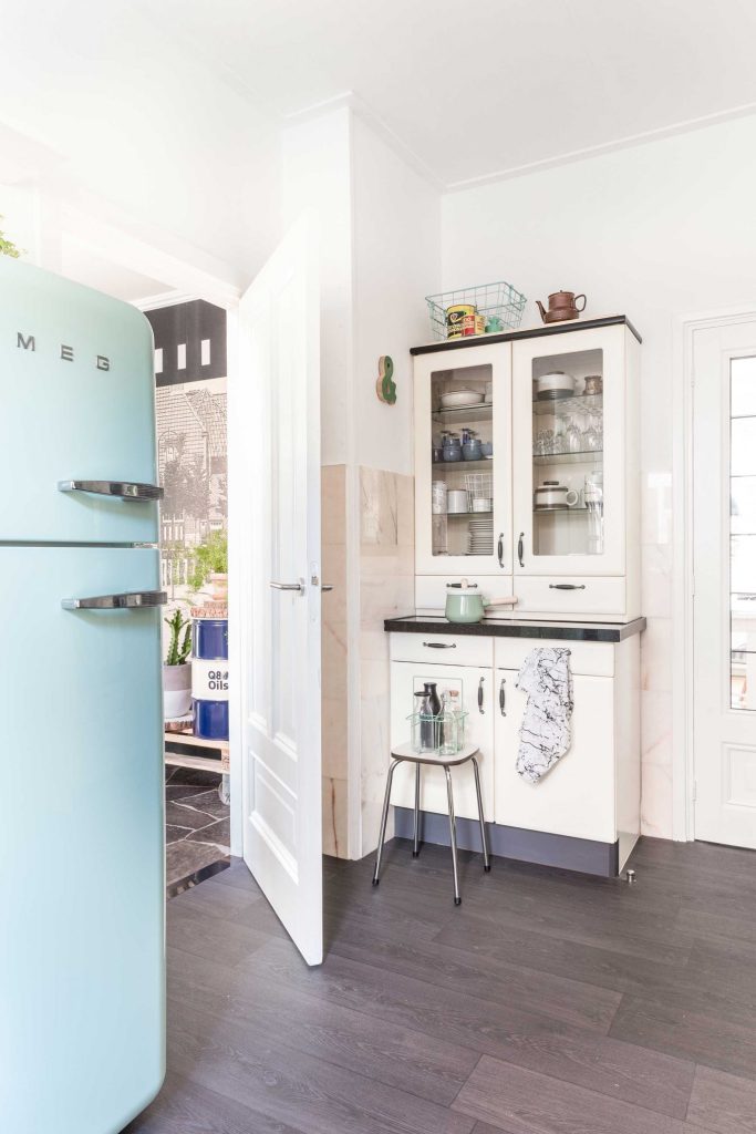meuble cuisine blanc frigo bleu pastel