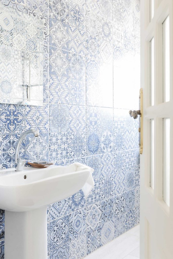 salle de bains carreaux bleu et blanc