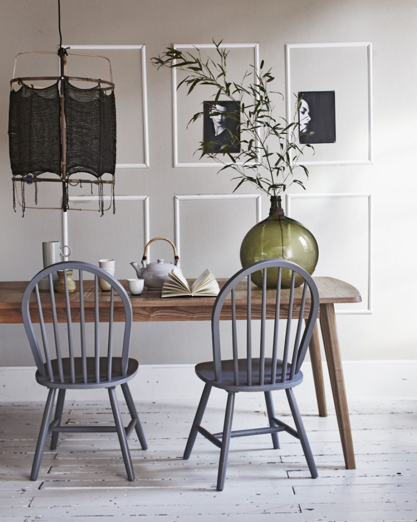 table bois chaises grises