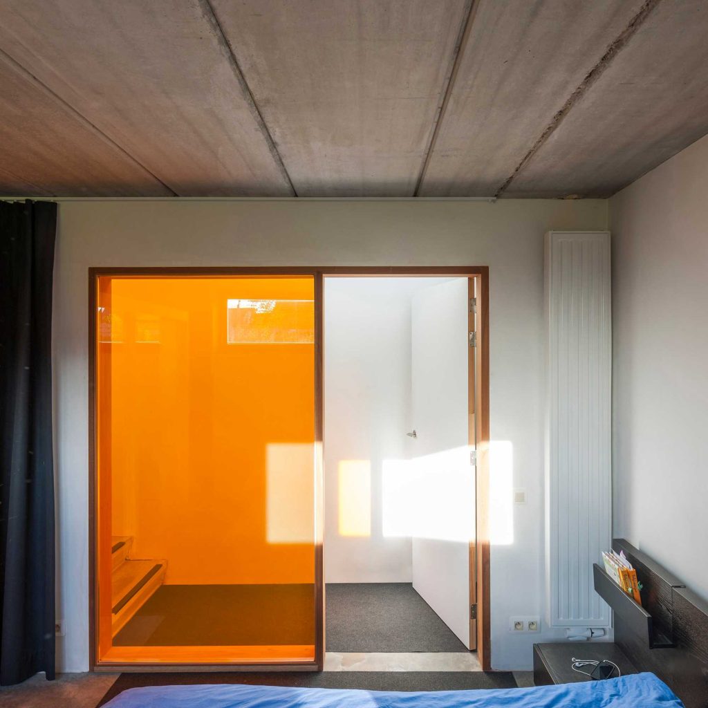 raam oranje beton slaapkamer