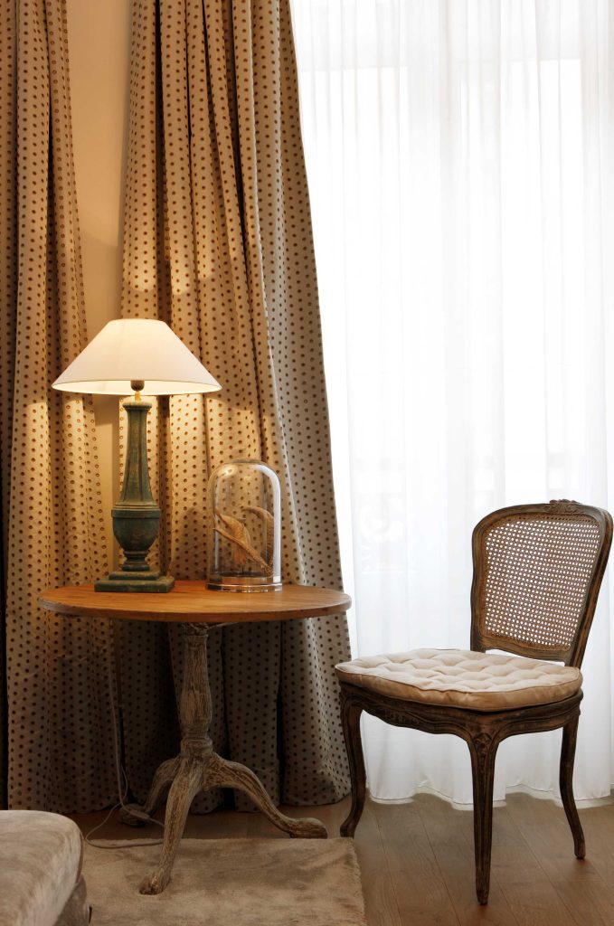 parijs hotel lamp stoel